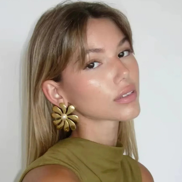 Anthropologie Flower Pearl 18K Gold Stainless Steel Waterproof Earrings - Picture 2 of 9